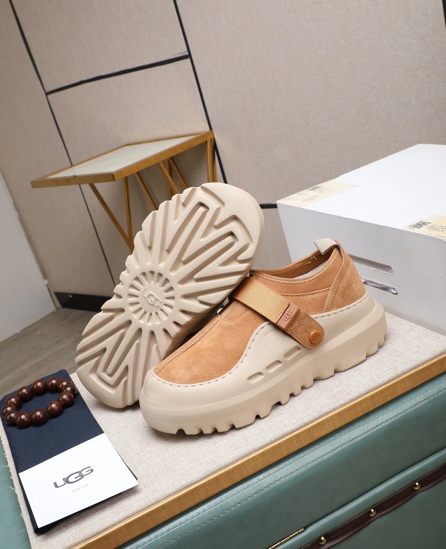 Men's men's shoes 💰580 (full genuine wool lining, 10% off for fake ones) Please note the quality of the original order and compare the thickness of the wool 🏮🏮 Popular UGG from Australia's warm luxury brand men's shoes, the official website is synchronized, Beckham men's style..., made of imported top-layer waxed cowhide, waxed toe cap, Australian real wool velvet lining Carefully sewn...Imported rubber Martin boots outsole (comfortable, soft, wear-resistant) The quality is really great...Exquisite workmanship, you won't be able to put it down at first sight, size 39-44 (customized in 45)